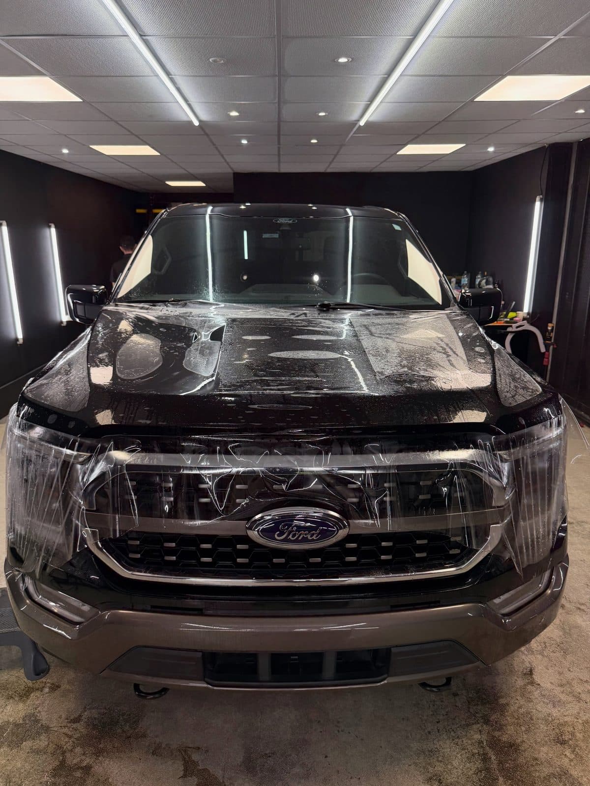 Ford F-150 King Ranch en el estudio con el bonete protegido con PPF