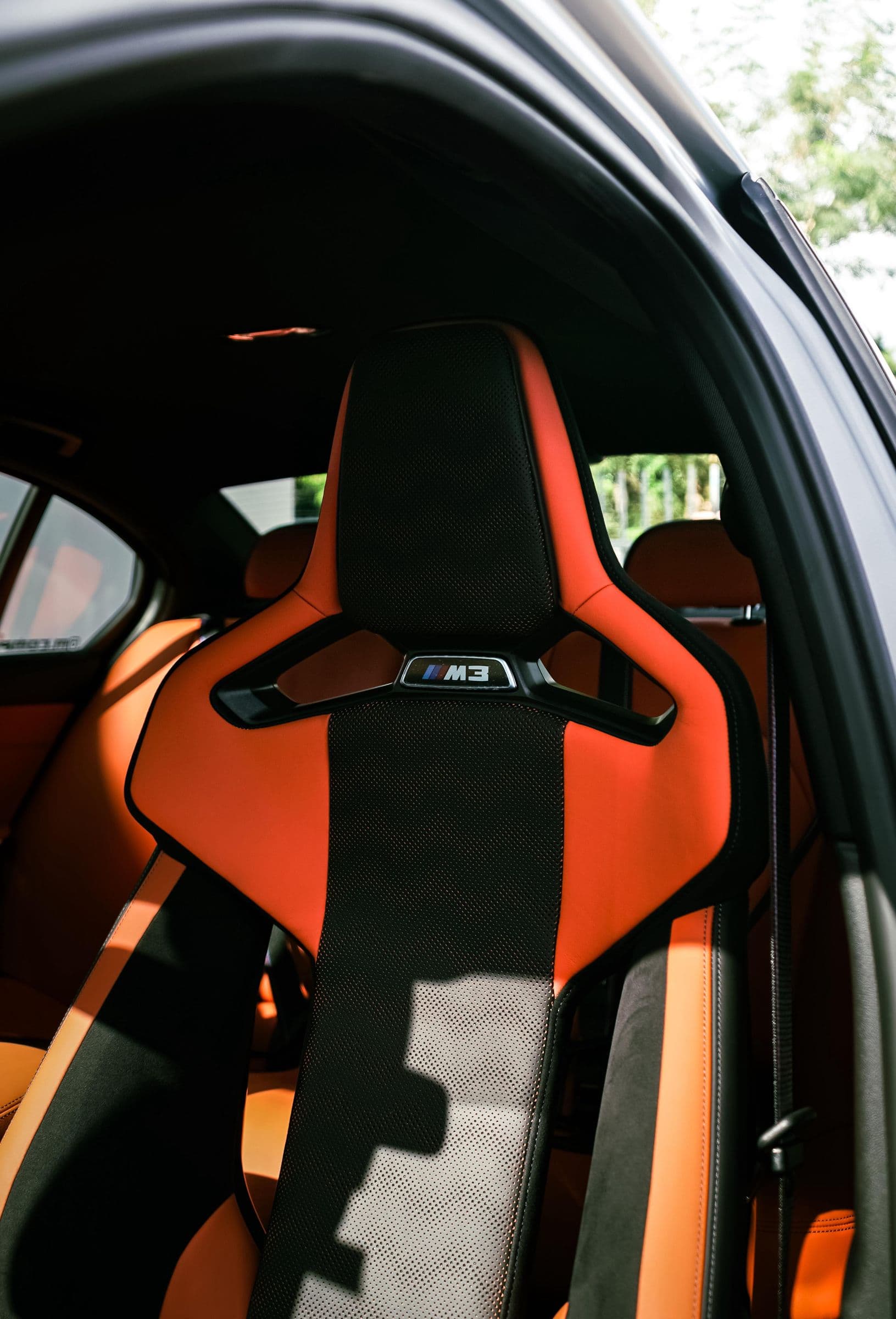 Interior BMW M3 — asiento bucket naranja y negro