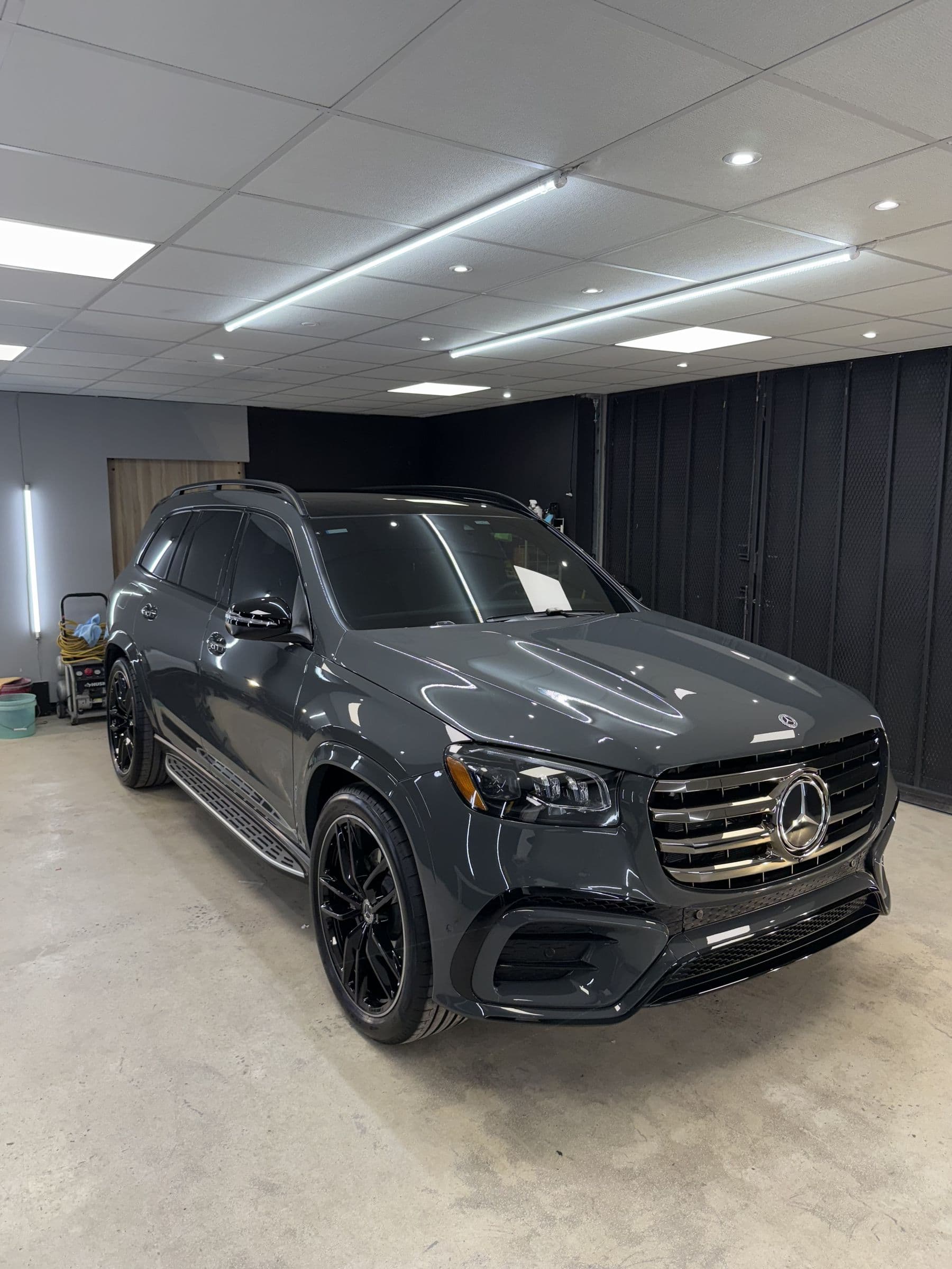 Mercedes-Benz SUV gris oscuro después del servicio