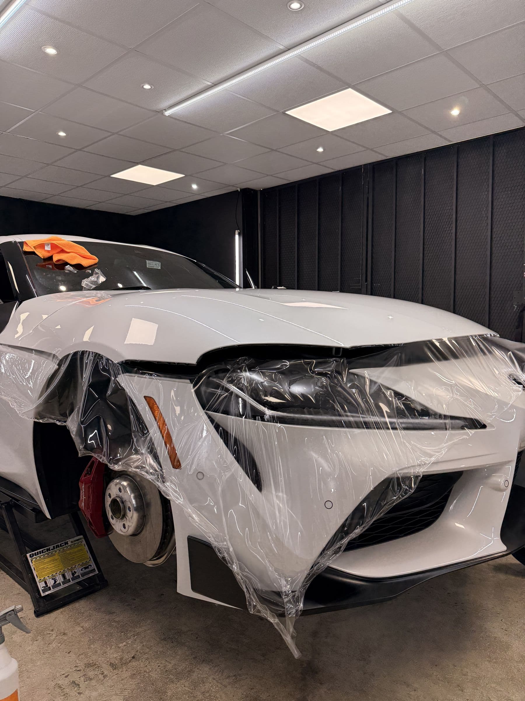 Instalación de PPF en el frente de un Toyota Supra