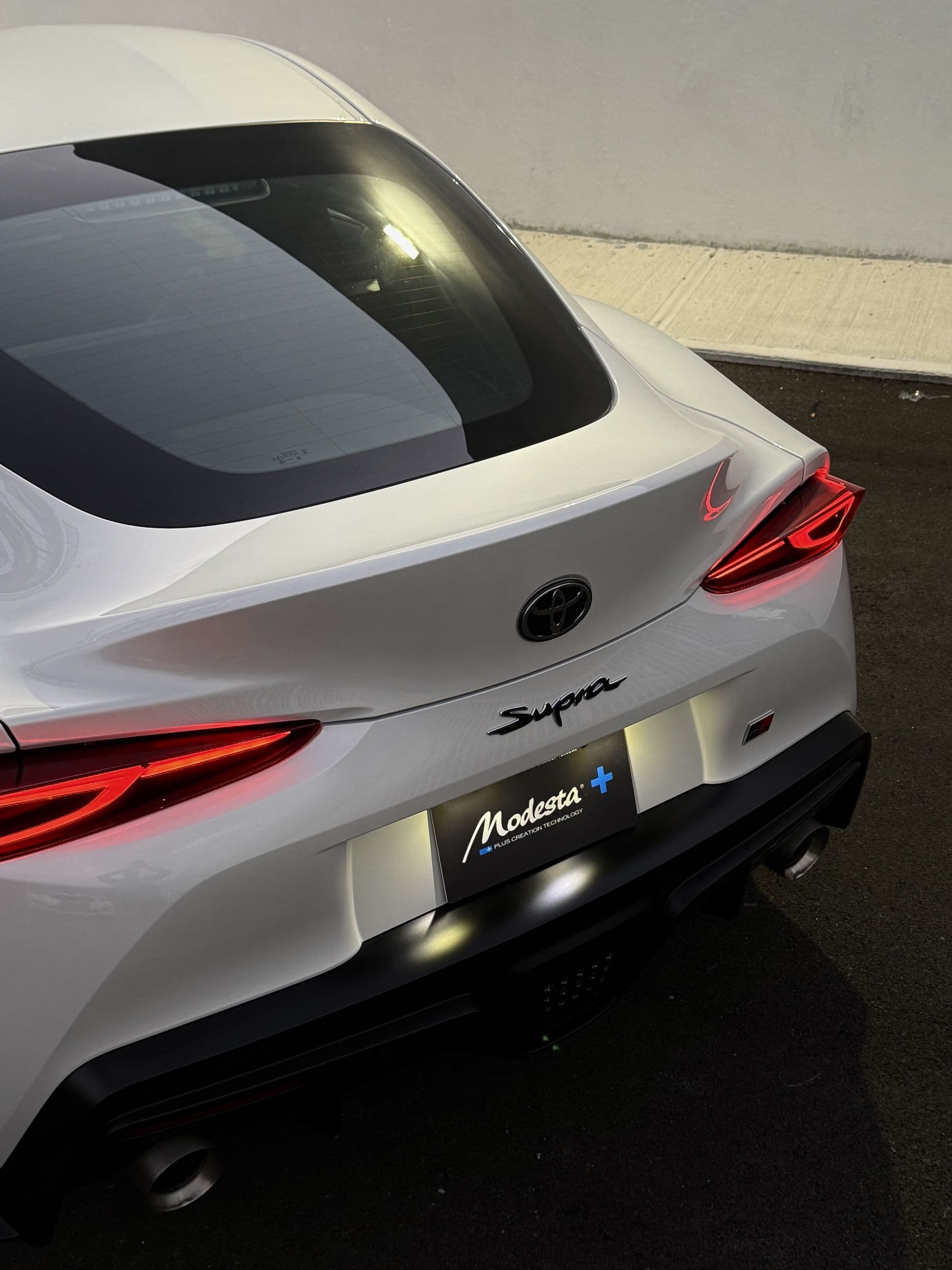 Toyota GR Supra blanco con tablilla Modesta+