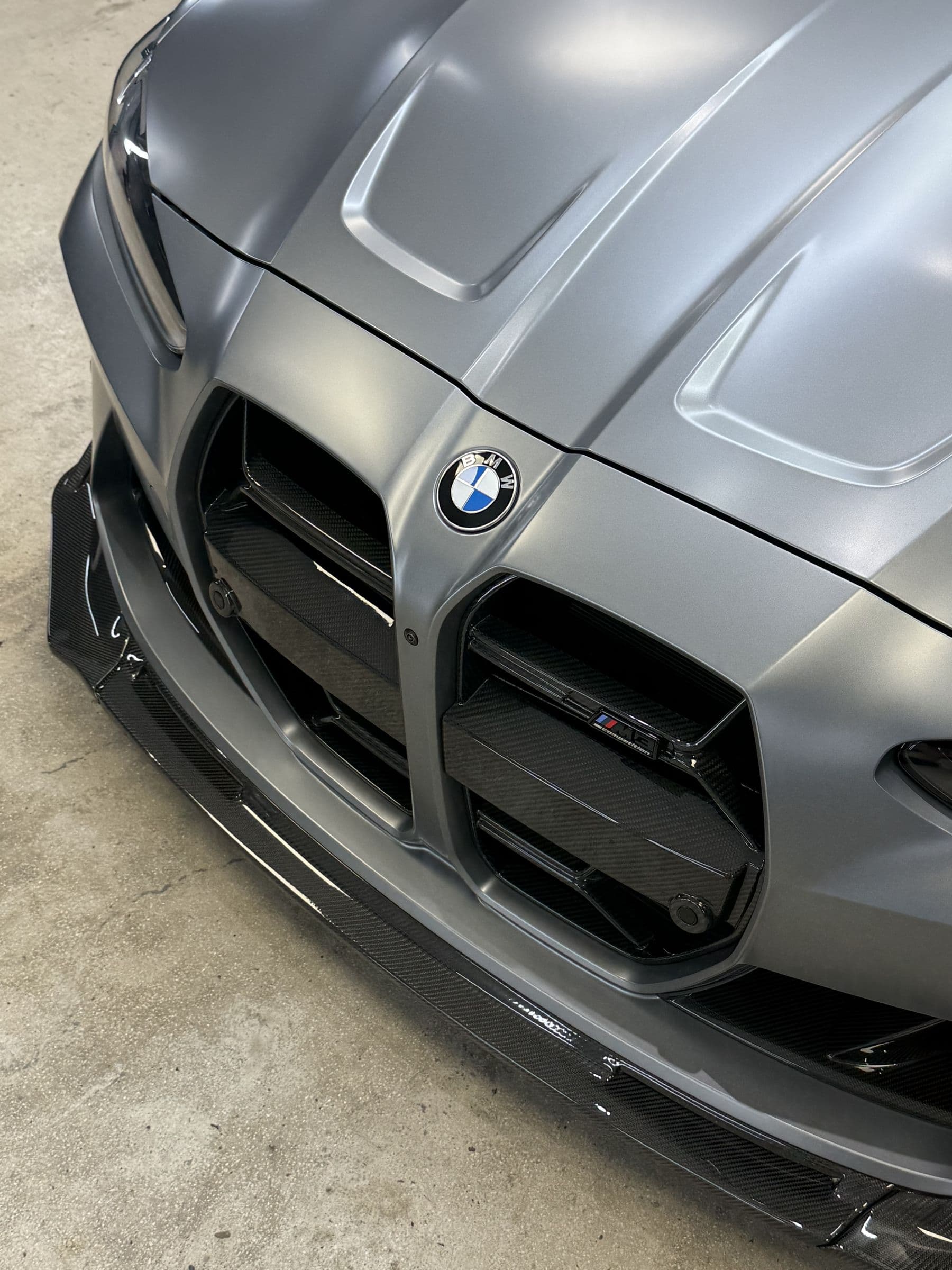 BMW M4 Competition mate — bonete y parrilla en el estudio RB Car Care