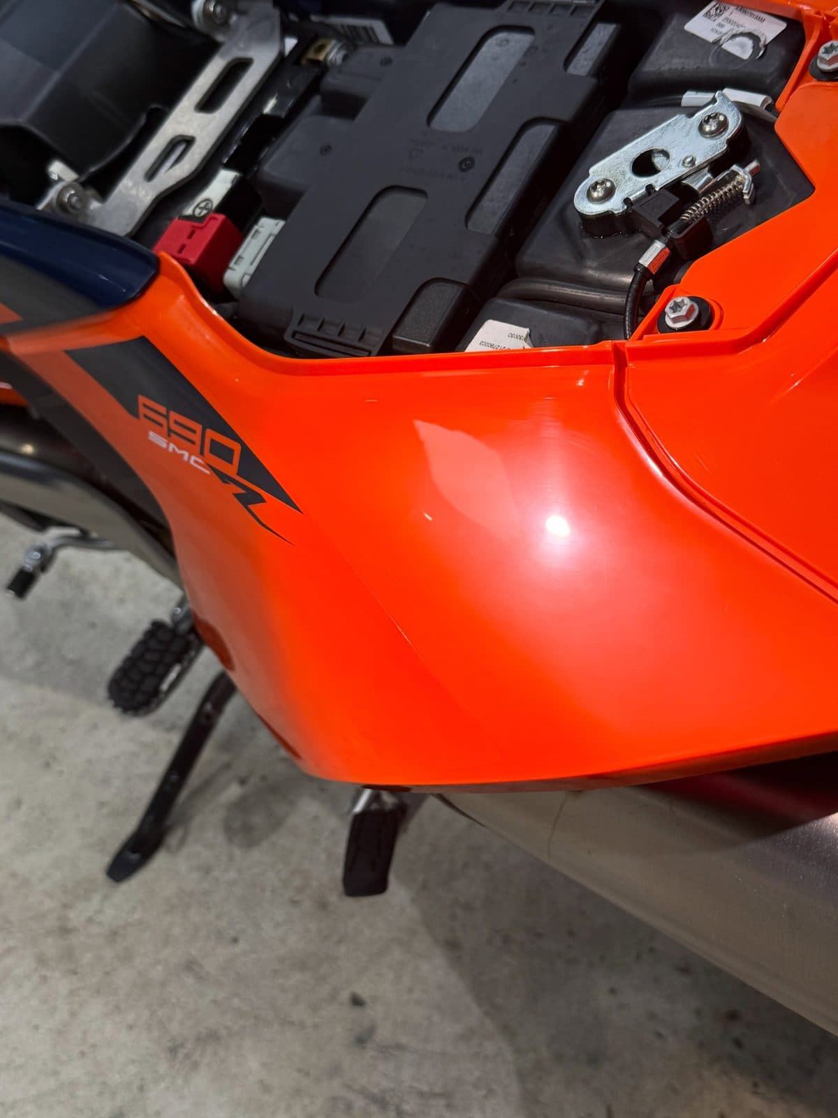 Detalle del carenado naranja de una KTM 690 SMC R con PPF en el estudio de RB CAR CARE