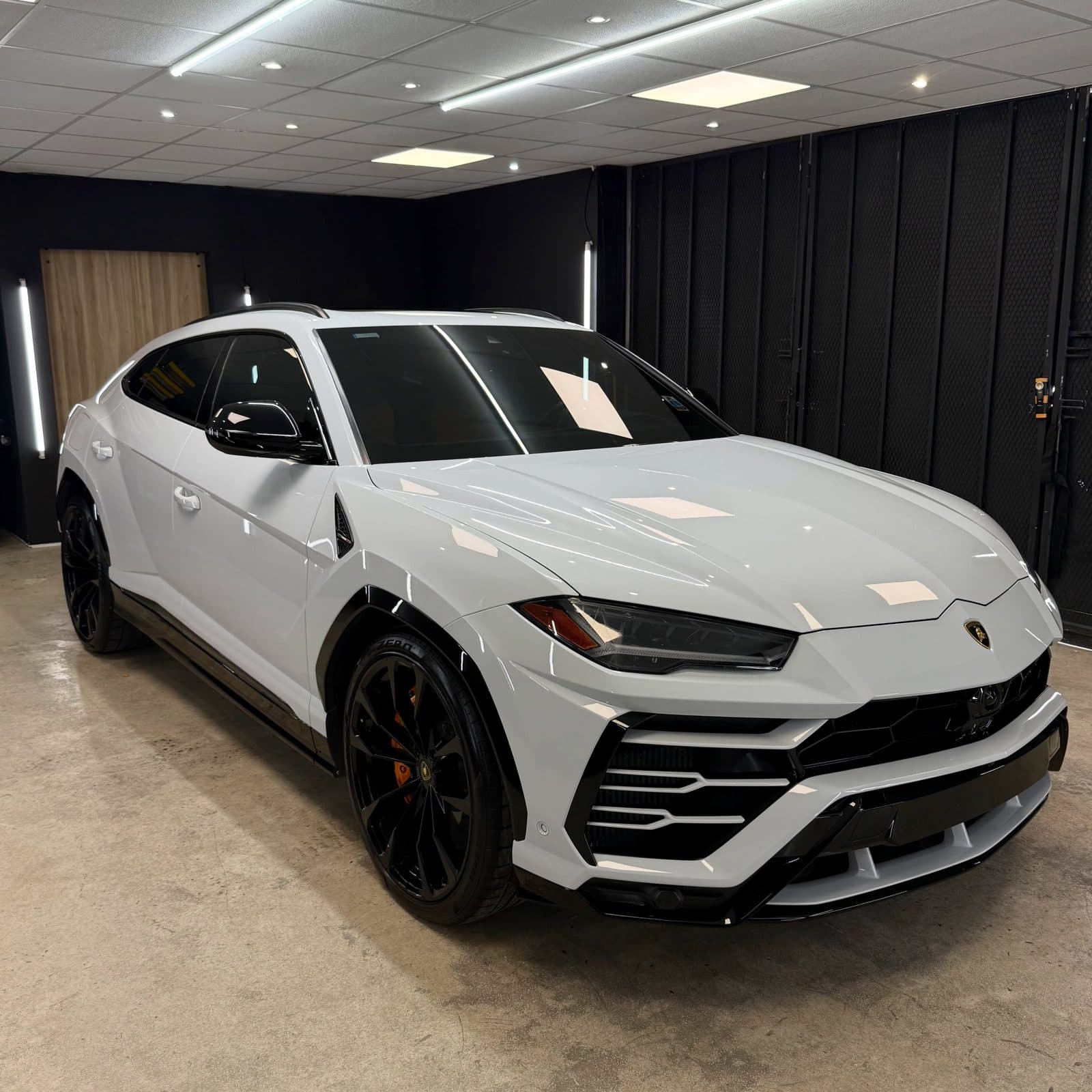 Lamborghini Urus blanco en el bay negro de RB CAR CARE