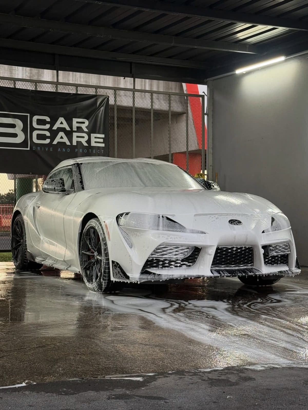 Toyota Supra MK5 cubierto de espuma durante lavado detallado