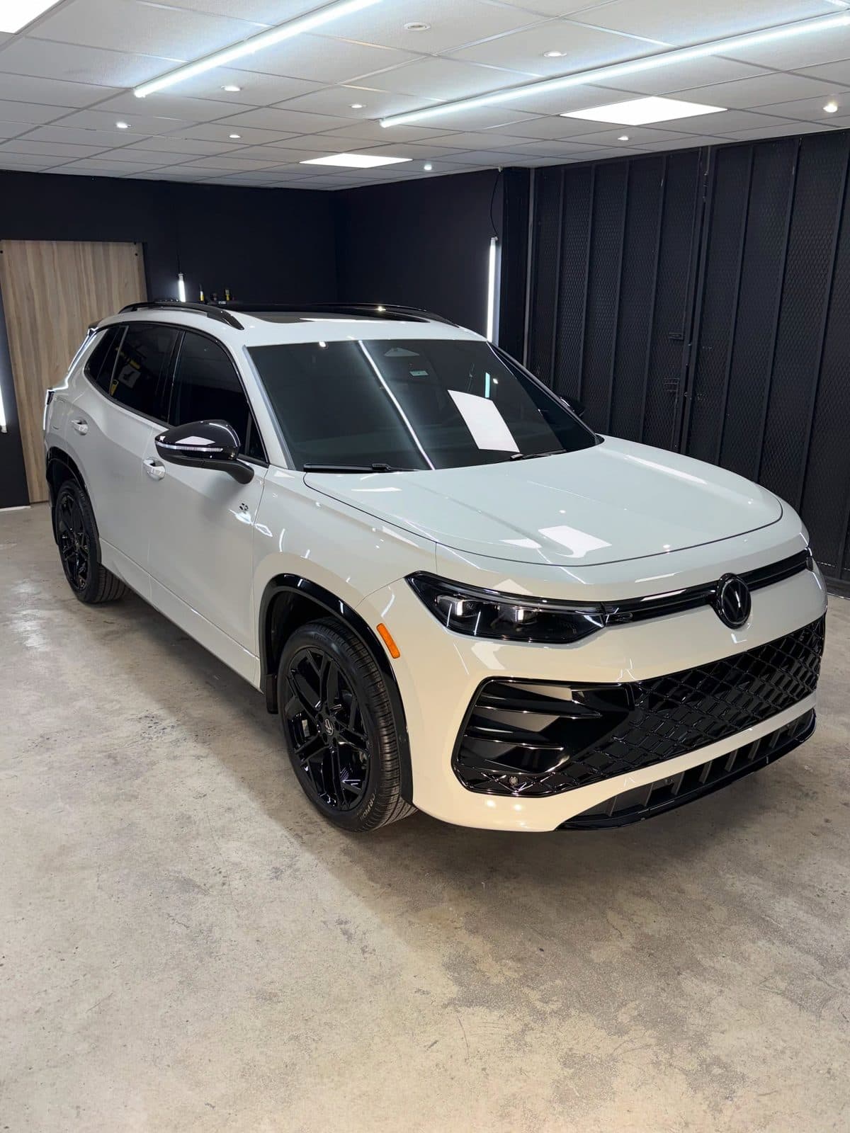 Volkswagen Tiguan R blanco en el bay con luces LED verticales